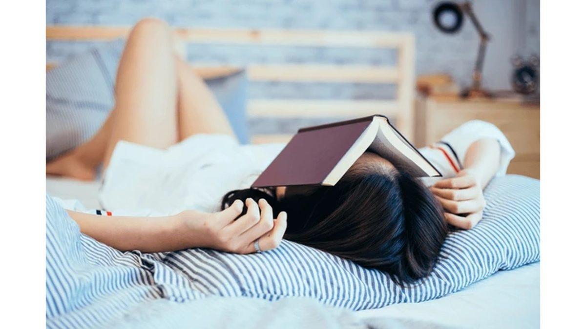 Kitap Okumaya Başladığımız Anda Neden Hemen Uykumuz Geliyor? Önleme Yöntemleri Var!