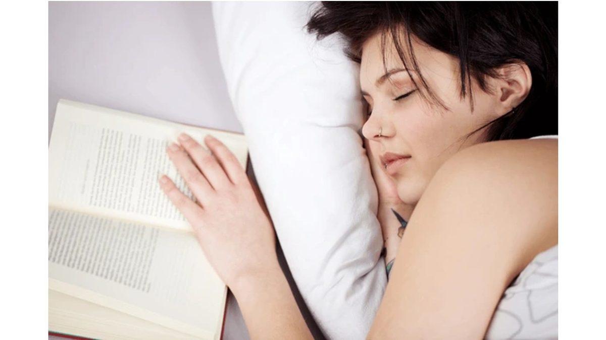 Kitap Okumaya Başladığımız Anda Neden Hemen Uykumuz Geliyor? Önleme Yöntemleri Var!