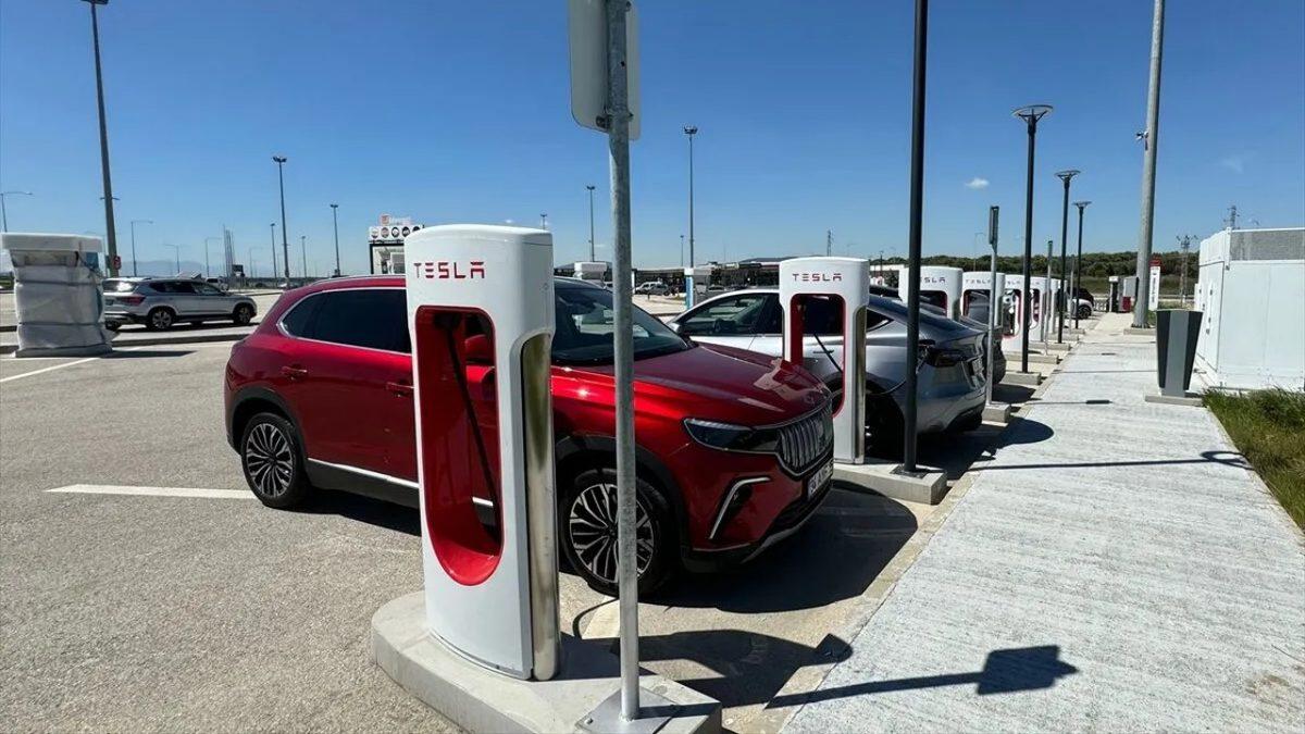 İzmir-İstanbul Otoyolundaki Elektrikli Şarj İstasyonlarının Kapalı Olması Üzerine 2 Şirkete Soruşturma Açıldı!