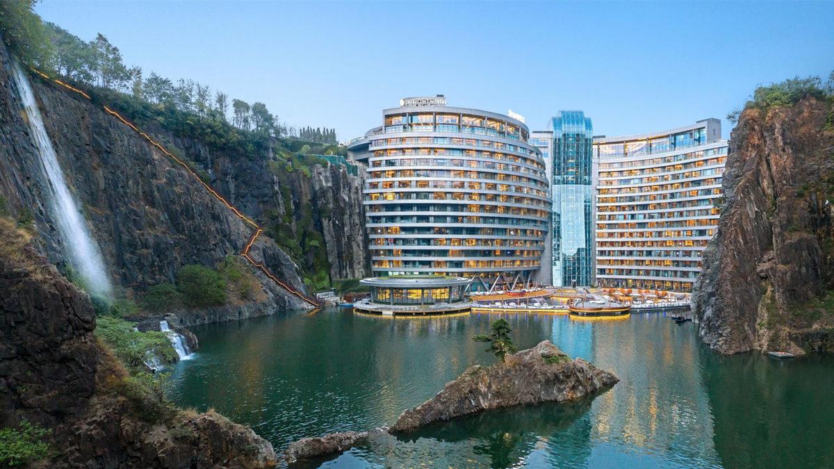 Çin’de Yer Alan, Terk Edilmiş Bir Taş Ocağının İçine İnşa Edilmiş İlginç Otel: InterContinental Shanghai Wonderland