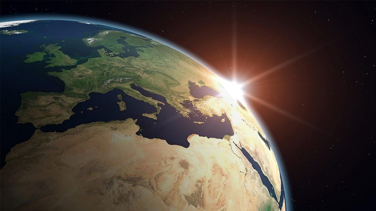 Teknoloji Bu Kadar Gelişmişken Neden Hâlâ Elektrikli Araçlar Yerine Güneş Enerjili Araçlar Kullanmıyoruz?