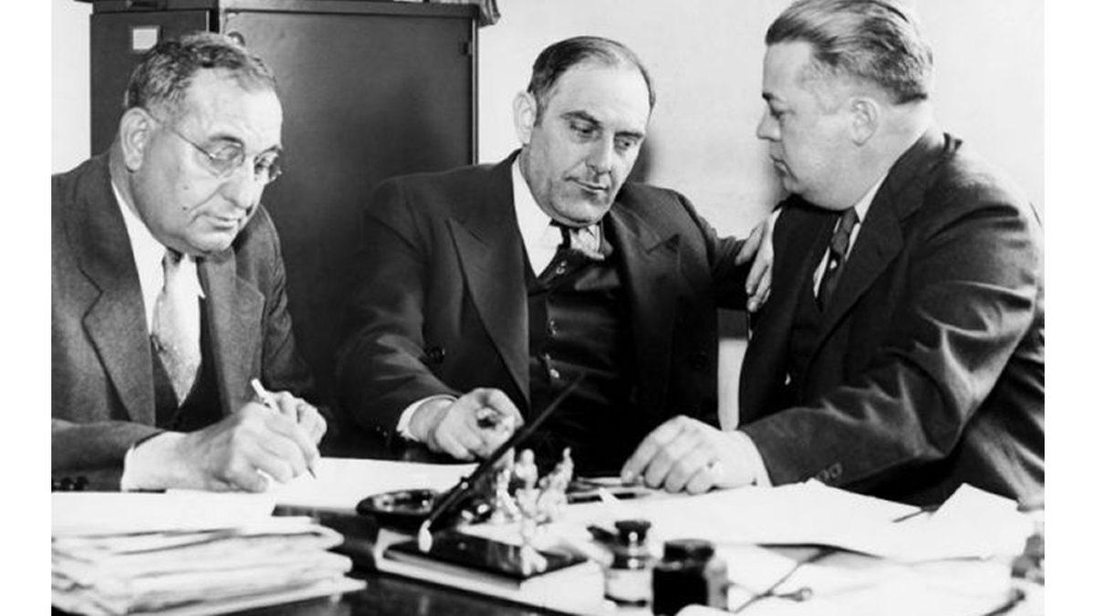 Eyfel Kulesi’ni 2 Defa Satarak Tarihin En Büyük Dolandırıcıları Arasına Giren Adamın İnanılmaz Hikâyesi