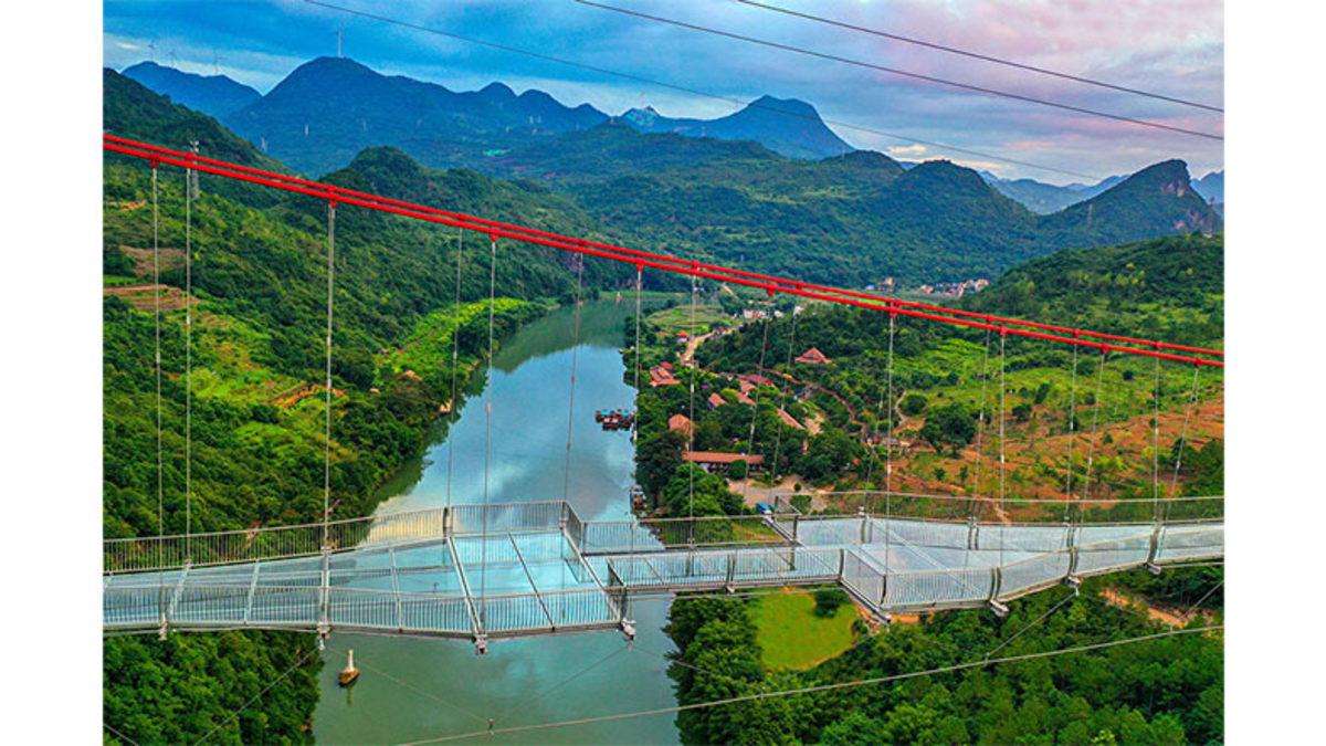 Mühendislik Harikası Cam Köprüler Nasıl Oluyor da Kırılmadan Onlarca Ağırlığı Taşıyabiliyor?