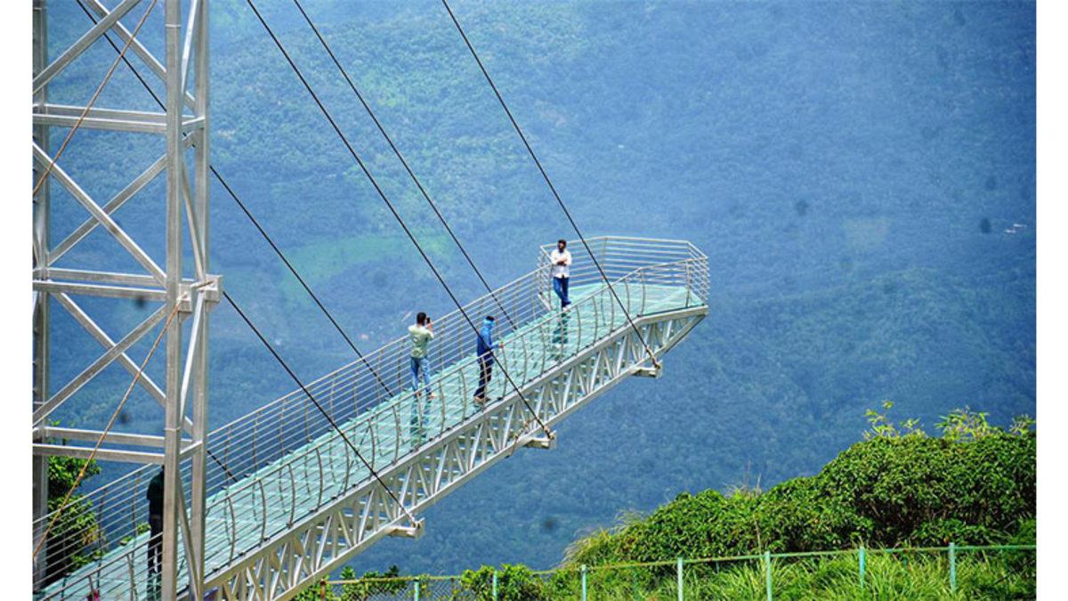 Mühendislik Harikası Cam Köprüler Nasıl Oluyor da Kırılmadan Onlarca Ağırlığı Taşıyabiliyor?