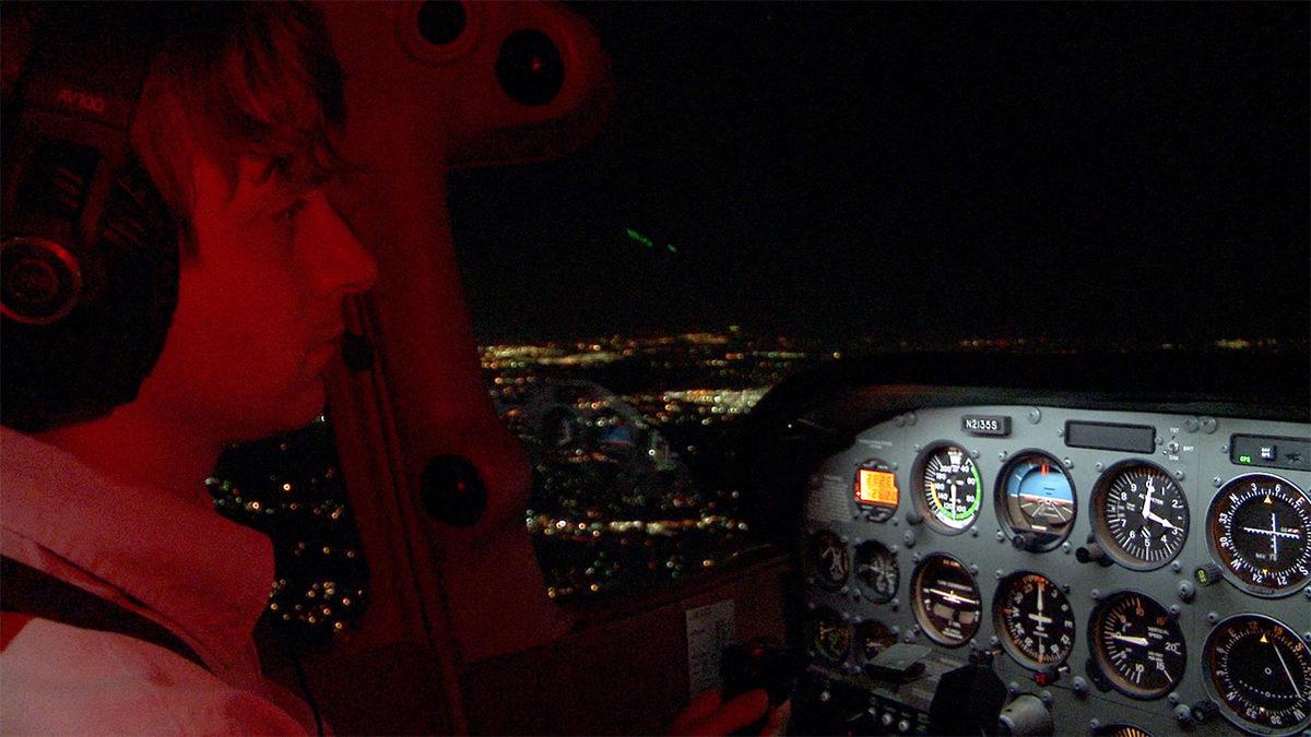 Pilotlar, Gece Uçuşlarında Hava Kapkaranlık Olmasına Rağmen Önlerini Nasıl Görebiliyor?