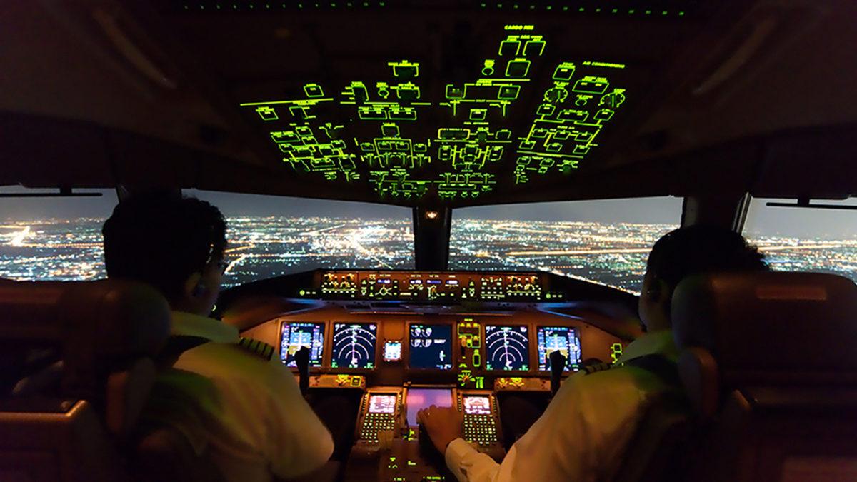 Pilotlar, Gece Uçuşlarında Hava Kapkaranlık Olmasına Rağmen Önlerini Nasıl Görebiliyor?