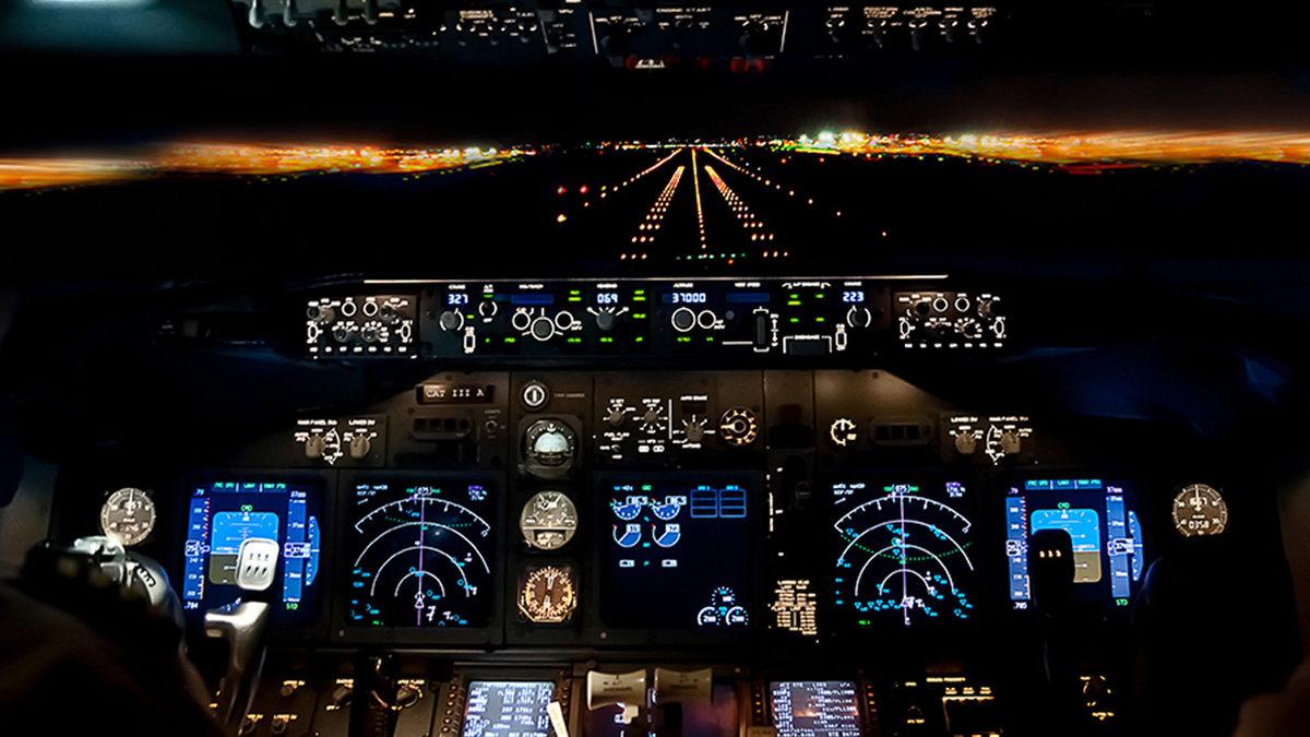 Pilotlar, Gece Uçuşlarında Hava Kapkaranlık Olmasına Rağmen Önlerini Nasıl Görebiliyor?