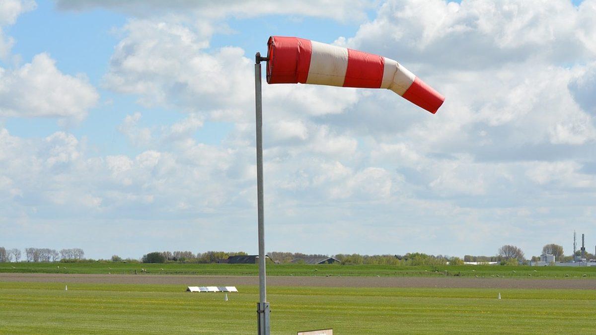 Havaalanlarında Gördüğümüz Çorabı Andıran Bu Kırmızı-Beyaz Bayrağımsı Şey Ne? Güvenlik İçin Elzem!