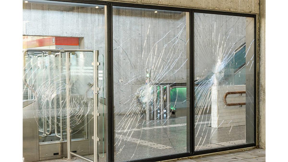 Aldığı Tüm Darbelere Rağmen Sapasağlam Duran ’Kırılmaz Cam’ İlk Defa Ne Zaman ve Nasıl Bulundu? (Sandığınızdan Çok Daha Eski)