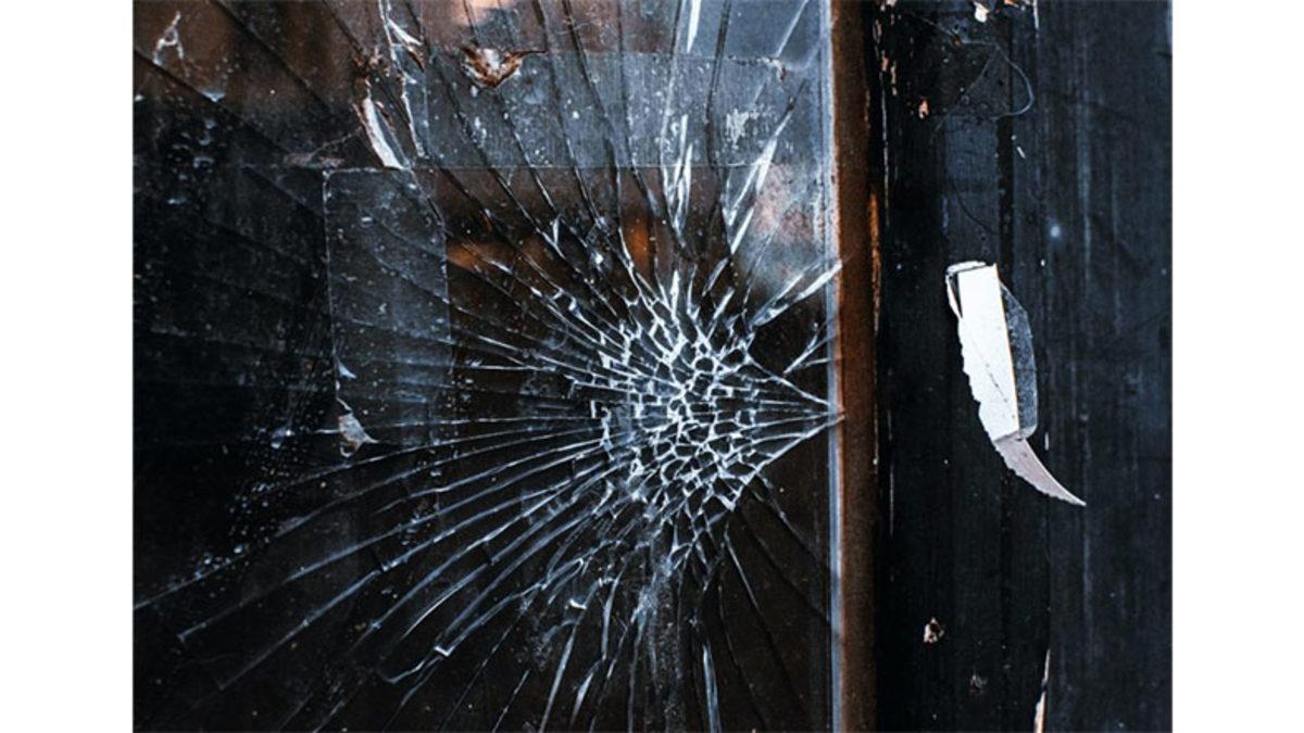 Aldığı Tüm Darbelere Rağmen Sapasağlam Duran ’Kırılmaz Cam’ İlk Defa Ne Zaman ve Nasıl Bulundu? (Sandığınızdan Çok Daha Eski)