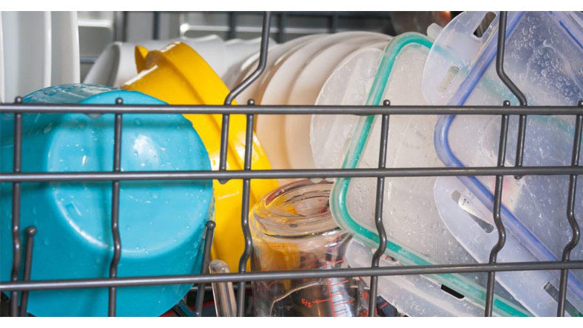 Bulaşık Makinesinde Yıkanan Her Şey Kupkuru Olurken Plastikler Neden Üzerinde Su Damlalarıyla Çıkar?