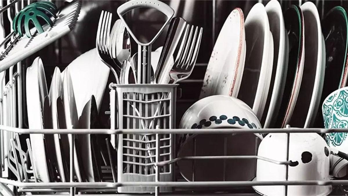 Bulaşık Makinesinde Yıkanan Her Şey Kupkuru Olurken Plastikler Neden Üzerinde Su Damlalarıyla Çıkar?