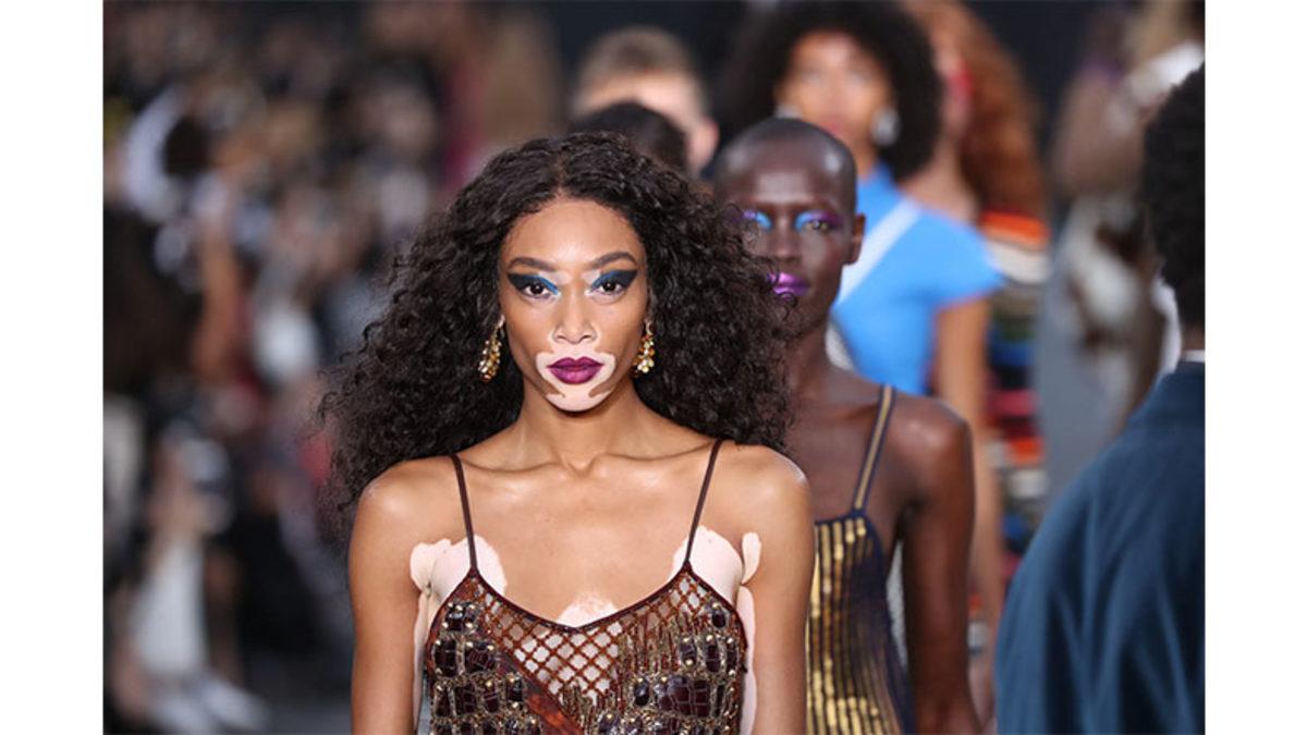 Lüks Markaların Mankenlerinin Yüzleri Podyumda Neden Hep Asıktır? (Aslında Stratejik Bir Sebebi Var!)