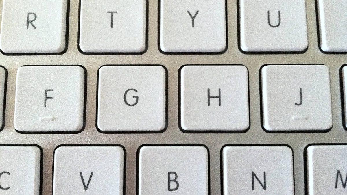 Klavyedeki ’F’, ’J’ ve ’5’ Tuşlarının Üzerindeki Çıkıntılar Neden Var? Farkında Olmadan İşimizi Kolaylaştırıyormuş!