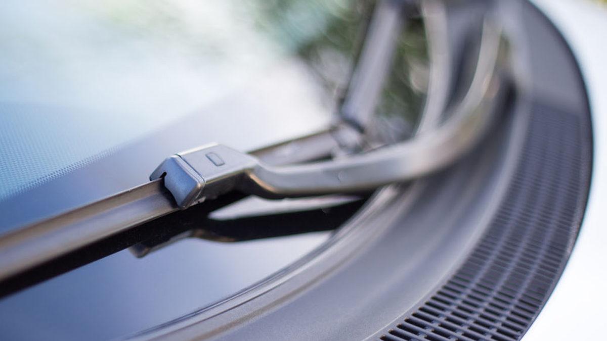 Arabalardaki Bu Kaput Panelinin Tam Olarak Ne İşe Yaradığını Biliyor musunuz? Sadece Yağmur Suyu veya Tozu Engellemiyor!