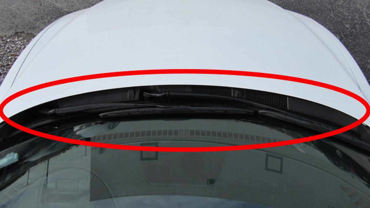 Arabalardaki Bu Kaput Panelinin Tam Olarak Ne İşe Yaradığını Biliyor musunuz? Sadece Yağmur Suyu veya Tozu Engellemiyor!