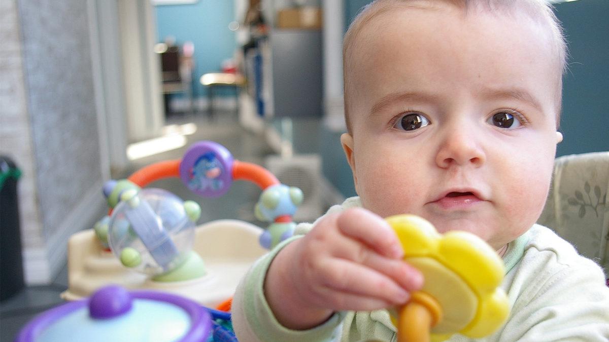 Bebekler Neden Sürekli Bize Bir Şey Vermeye Çalışır? Paylaşma Tutkularının Haklı Nedenleri Var!