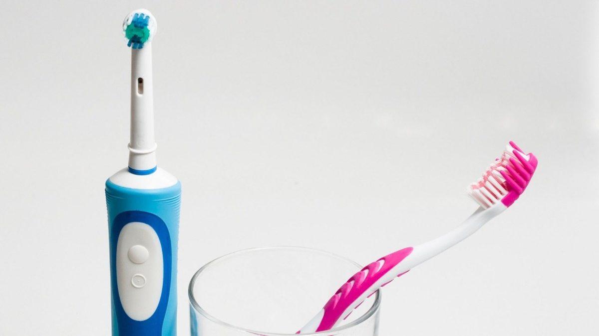 Dişlerimizi Klasik Diş Fırçaları mı Daha İyi Temizler Yoksa Elektronik Diş Fırçaları mı?