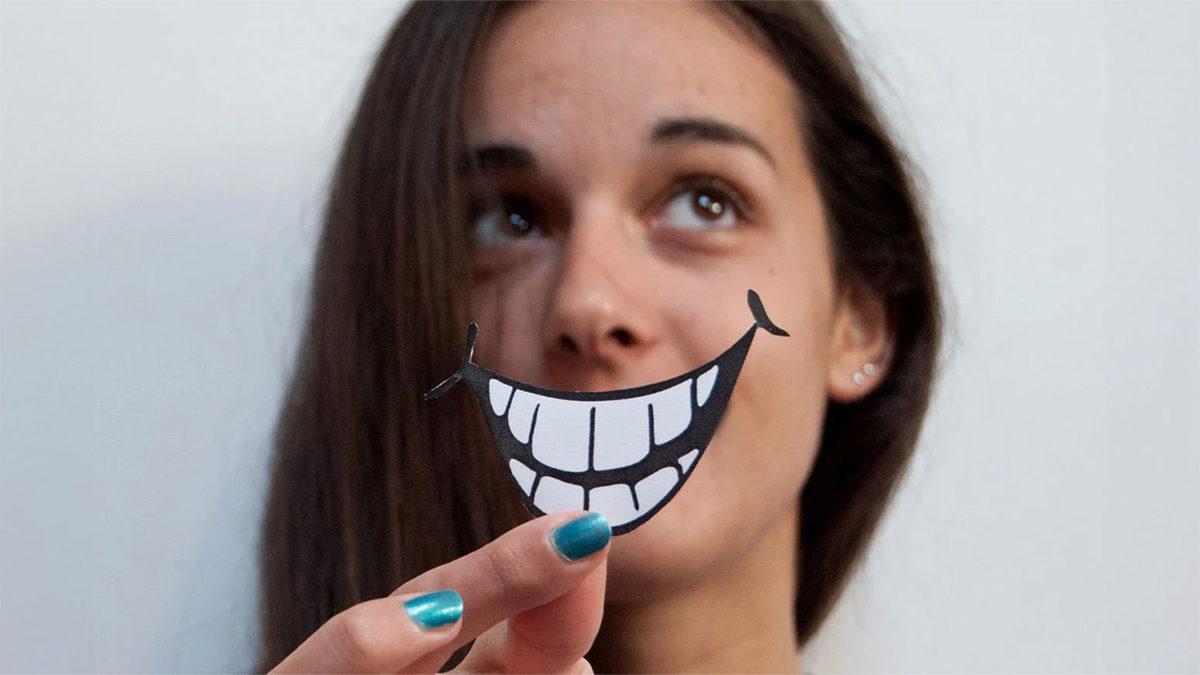 Normalde Şen Şakrak Gülebilirken Fotoğraflarda Neden Doğal Bir Şekilde Gülemiyoruz da Kasılıyoruz?