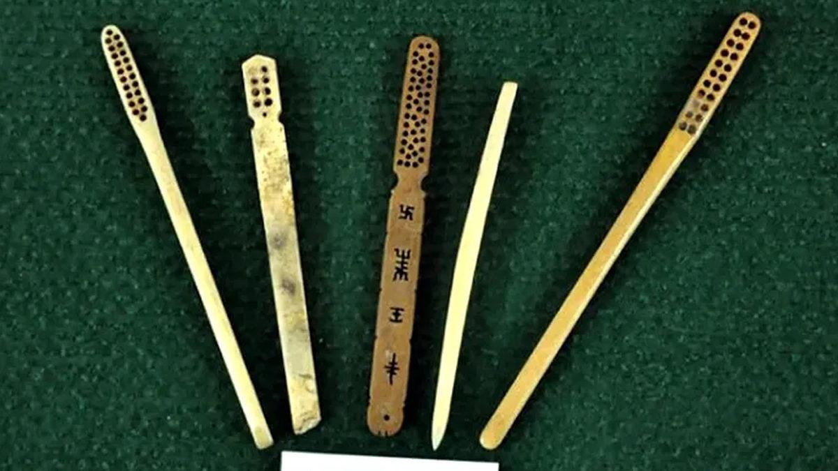 İlk Kimin Aklına Geldi ‘Diş Fırçası’ Diye Bir Şey Yapmak? Yıllar İçindeki Değişim Serüveni