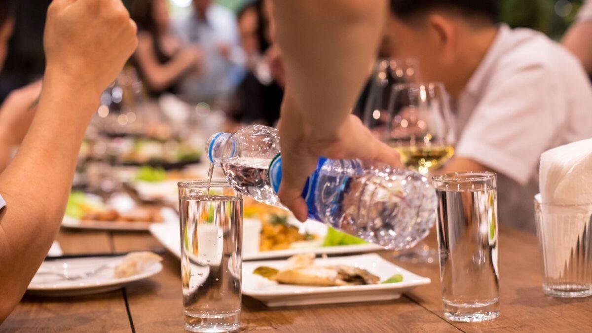 Yemek Yerken Su İçmek Zannedildiği Gibi Zararlı mıdır? Yoksa Durum Tam Tersi mi?