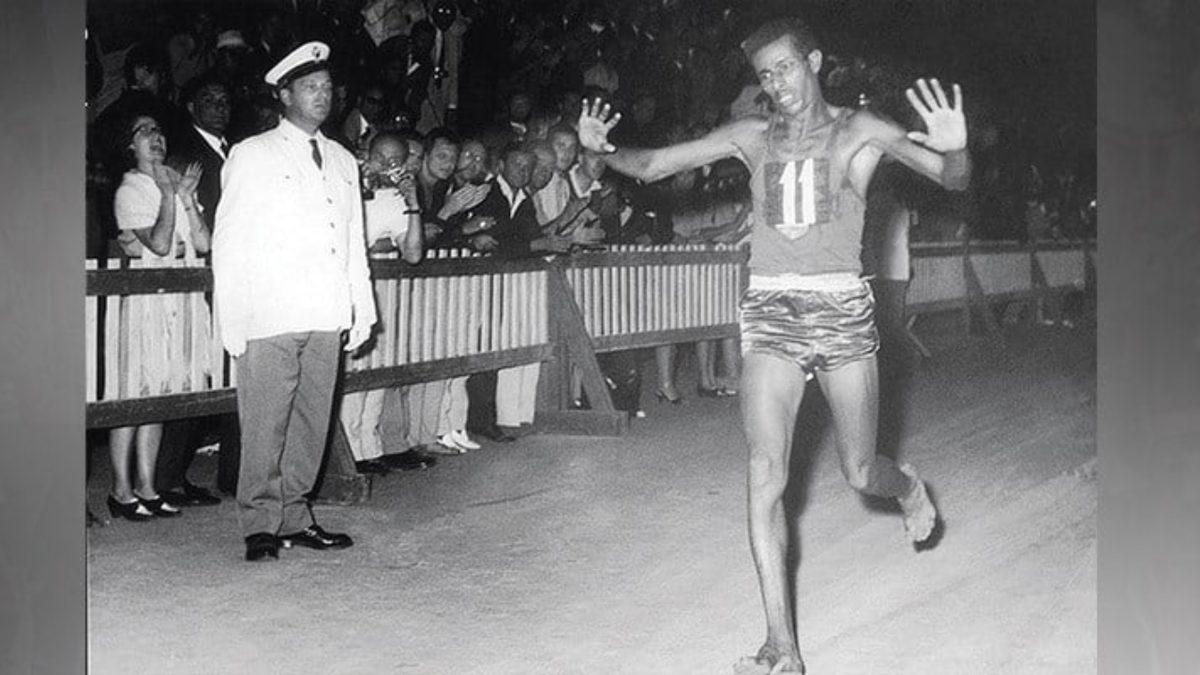 Çıplak Ayakla Koşarak Dünya Rekoru Kıran Etiyopyalı Olimpiyat Şampiyonu Abebe Bikila’nın Etkileyici Hikâyesi