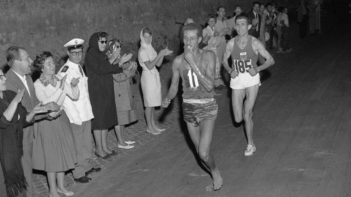Çıplak Ayakla Koşarak Dünya Rekoru Kıran Etiyopyalı Olimpiyat Şampiyonu Abebe Bikila’nın Etkileyici Hikâyesi