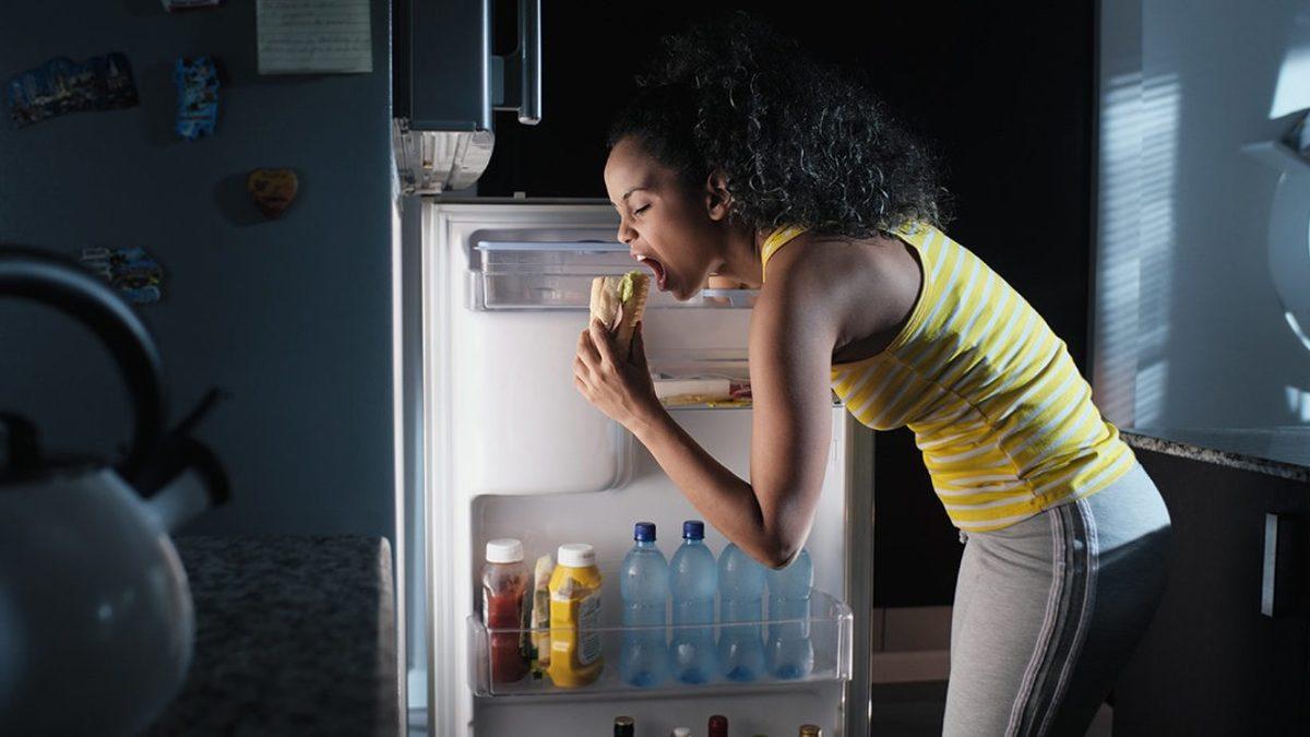 Gece Yarısı Yemek Yemek Midenin Yanı Sıra Kalbe de Zarar Verebilir mi?