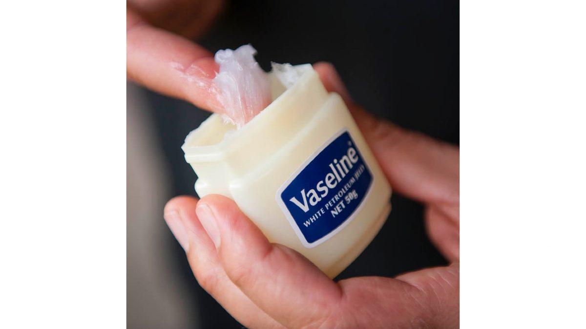 Günümüzde Her Evde Bir Tane Olan Vazelinin İlginç Bir Şekilde ve Tesadüfen Keşfedilme Hikâyesi