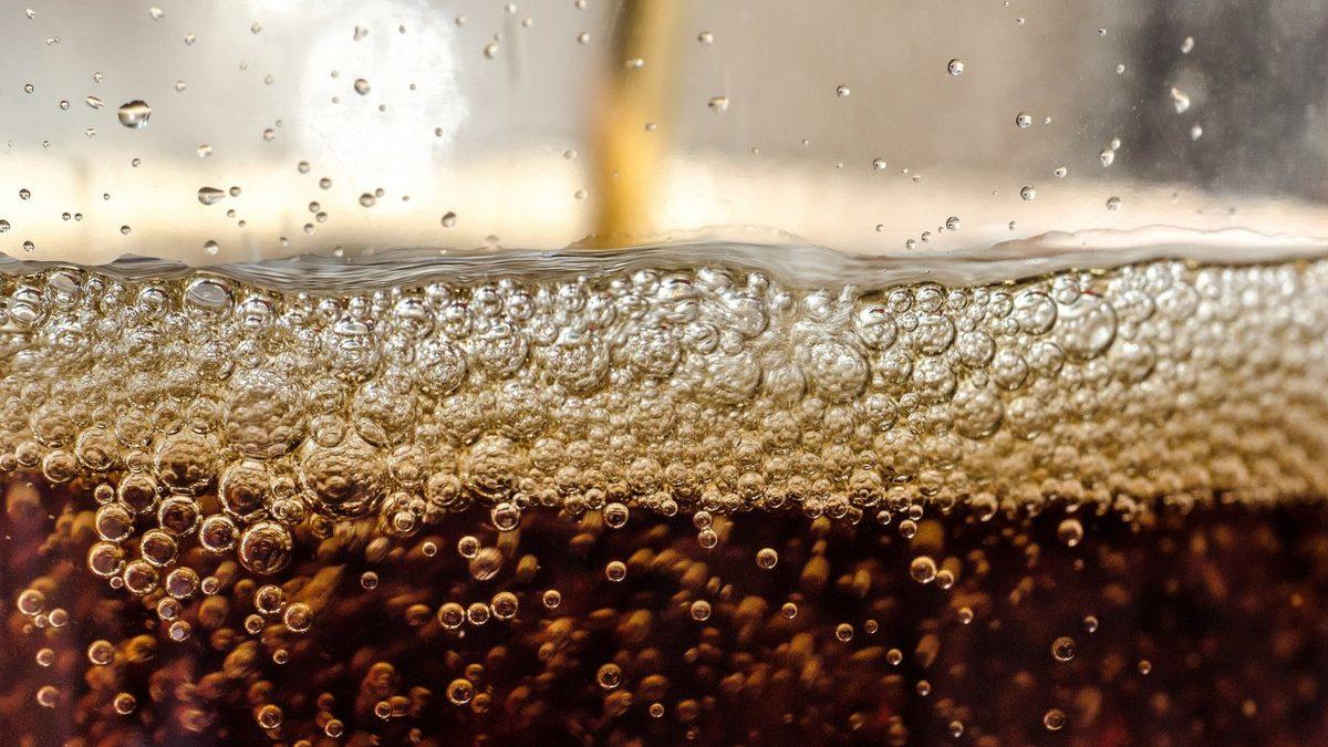 Gazlı İçecekleri Çalkalayıp Açtığımızda Neden Olağanüstü Bir Fışkırmayla Karşılaşırız?