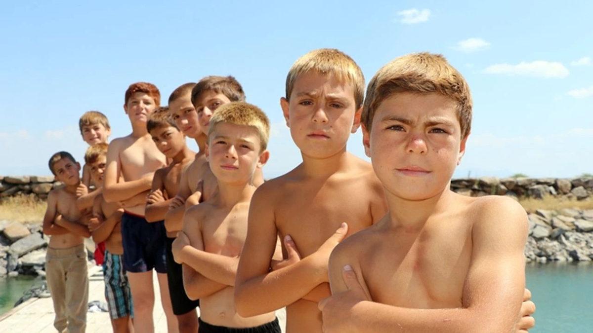 Sosyal Medyada Gündem Olan Videodaki Van Gölüne Giren Çocukların Saçları, Neden Siyahtan Sarıya Döndü?