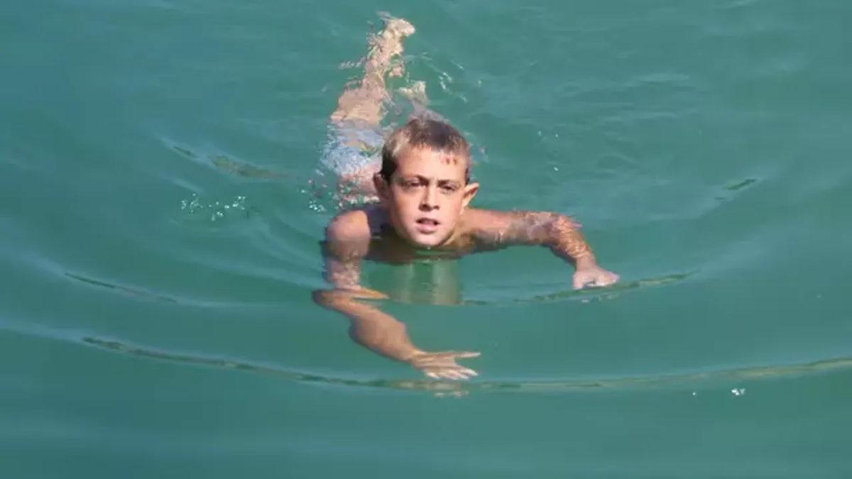 Sosyal Medyada Gündem Olan Videodaki Van Gölüne Giren Çocukların Saçları, Neden Siyahtan Sarıya Döndü?