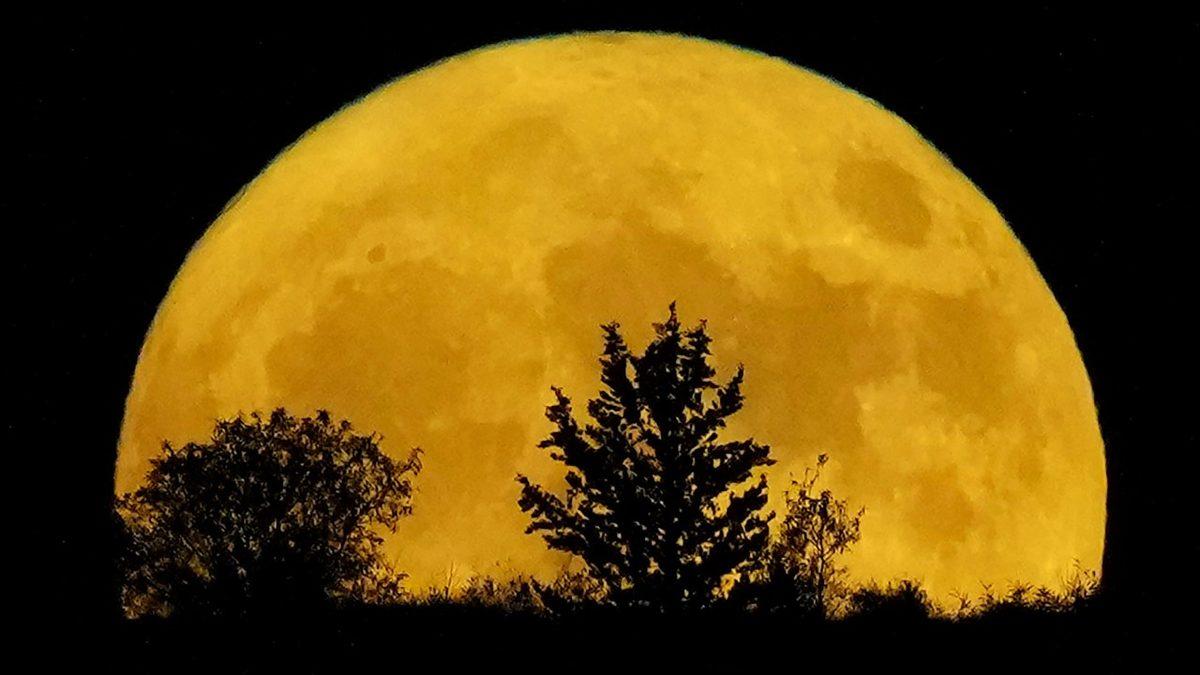 Ay’ın Olduğundan Farklı Büyüklüklerde ve Renklerde Görünmesinin Sebebi Nedir?