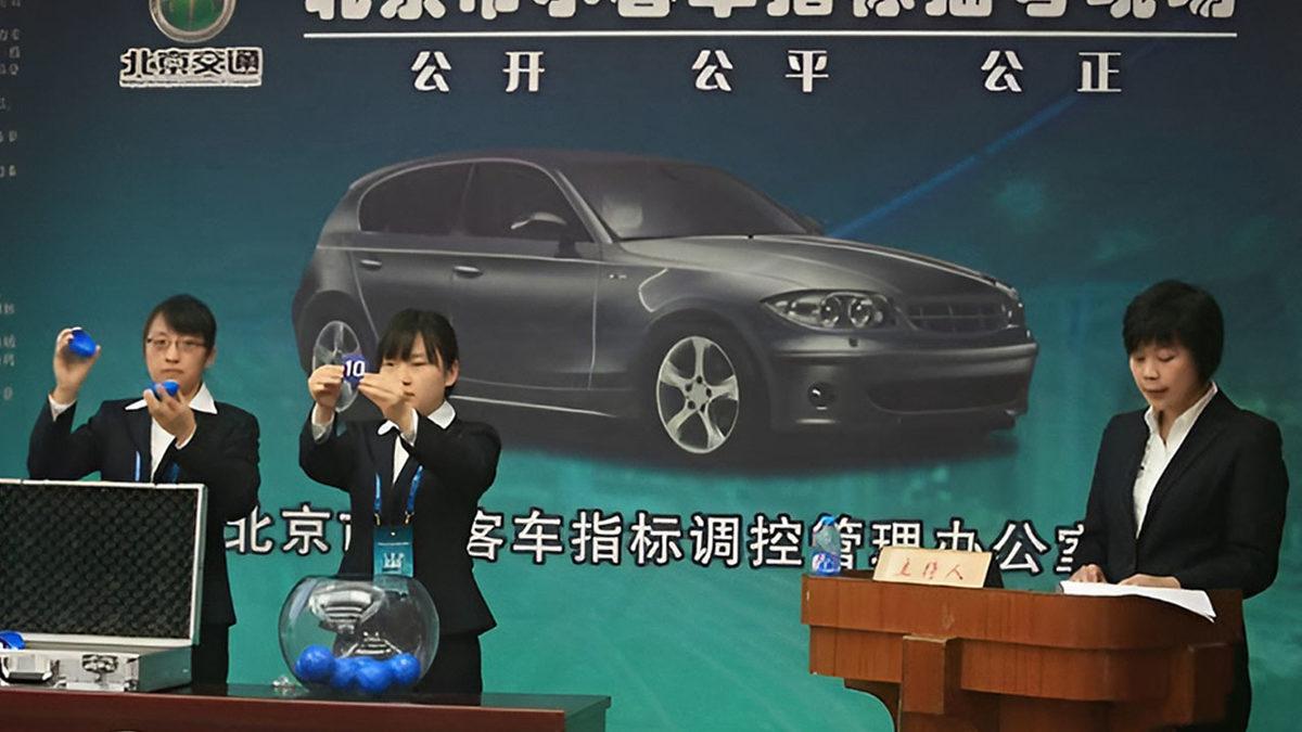 Neden Çin’de Araba Sahibi Olmak Onu Dilediğinizce Kullanabileceğiniz Anlamına Gelmiyor? (Plakası Arabanın Kendisinden Pahalı Olabilir!)