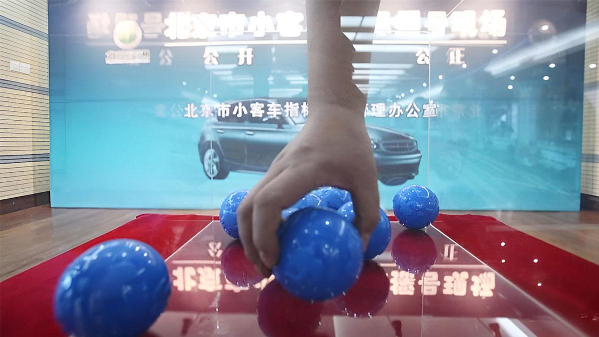 Neden Çin’de Araba Sahibi Olmak Onu Dilediğinizce Kullanabileceğiniz Anlamına Gelmiyor? (Plakası Arabanın Kendisinden Pahalı Olabilir!)