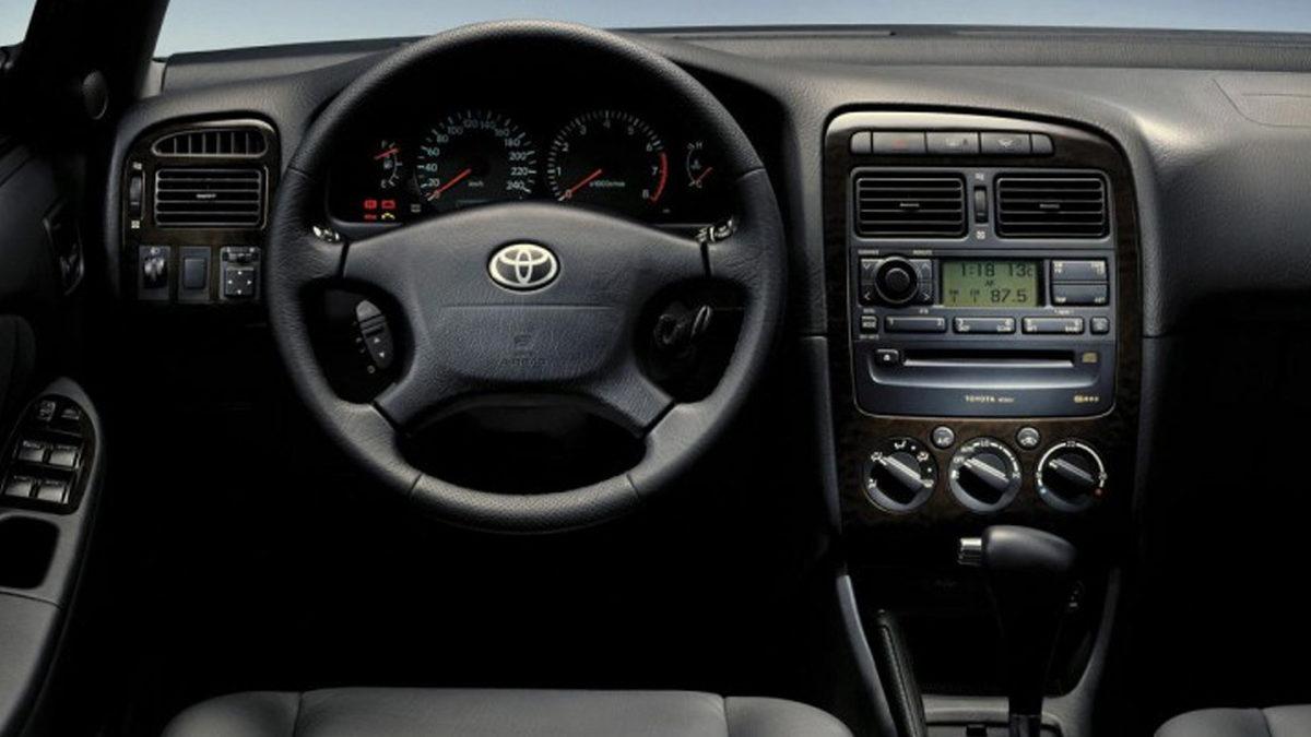 90’ların Efsanesi Toyota Avensis T22’nin Günümüzdeki Modellere Taş Çıkartan Özellikleri