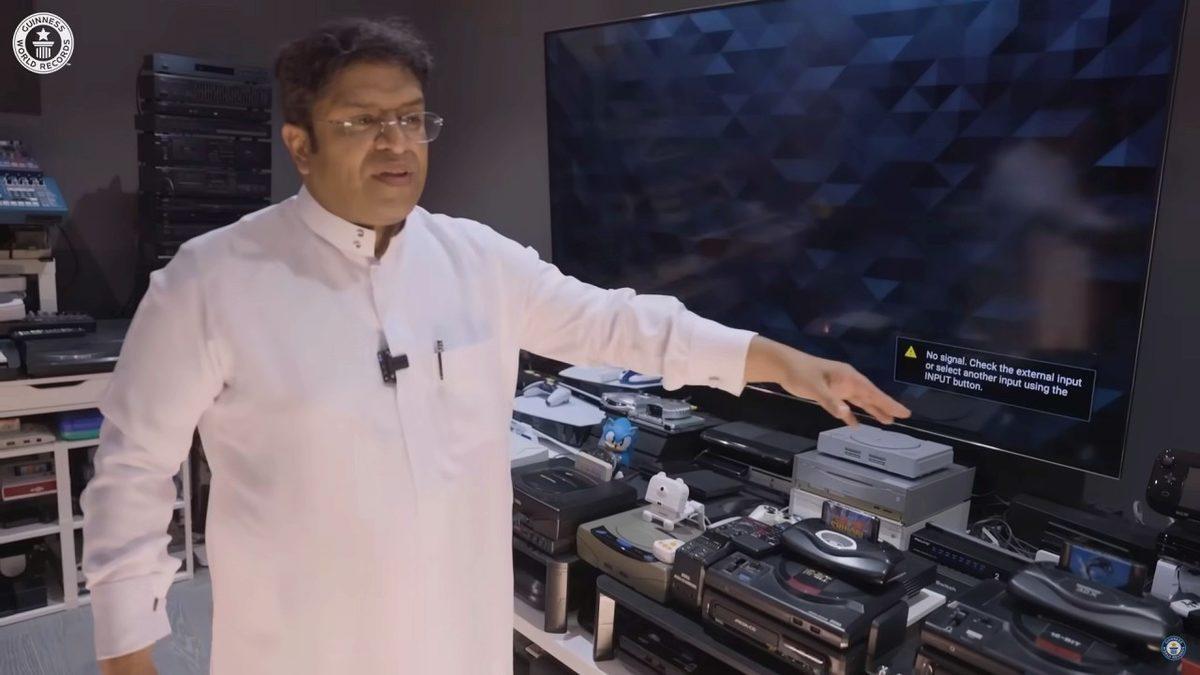Bir Oyun Manyağı, 444 Farklı Oyun Konsolunu Tek Bir TV’ye Bağlayarak Dünya Rekoru Kırdı [Video]
