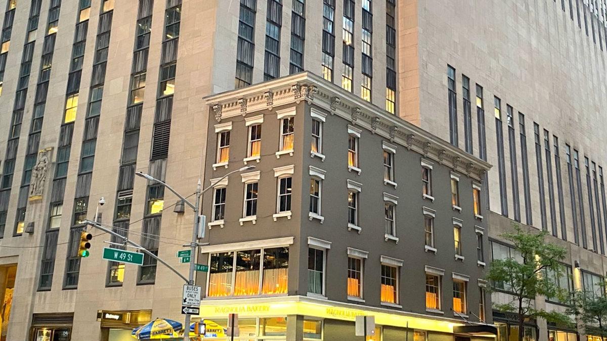 New York’un Devasa Gökdelenleri Arasında İnatla Varlığını Sürdürerek Direnişin Sembolü Hâline Gelen İki Küçük Binanın Etkileyici Öyküsü