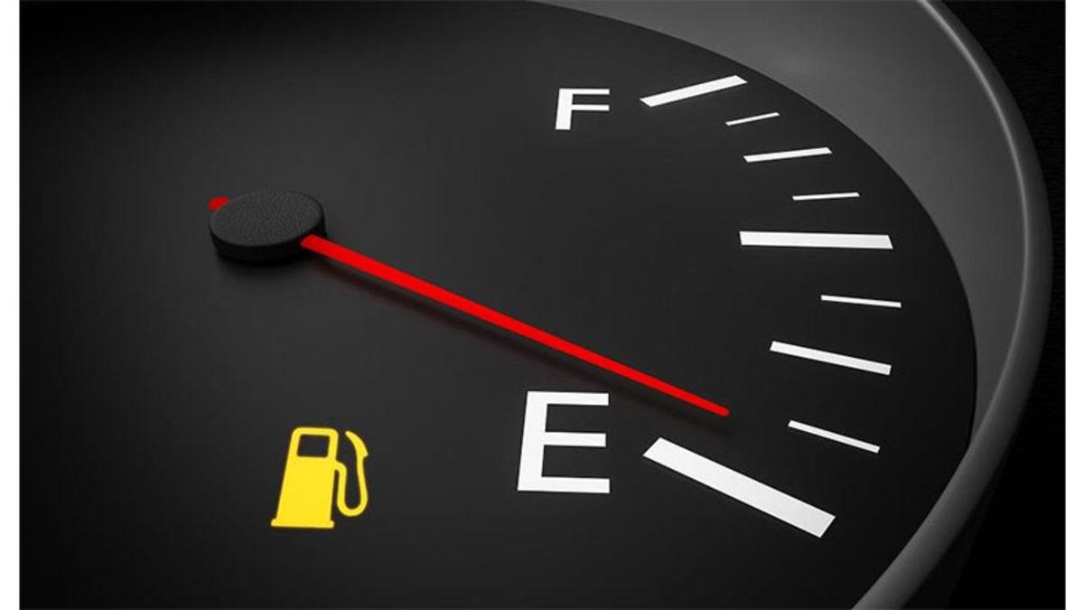 Benzin Işığı Yandığı Hâlde Aracı Hâlâ Kullanmak Ne Kadar Doğru? (Aracın Sağlığı le Oynuyor Olabilirsiniz)