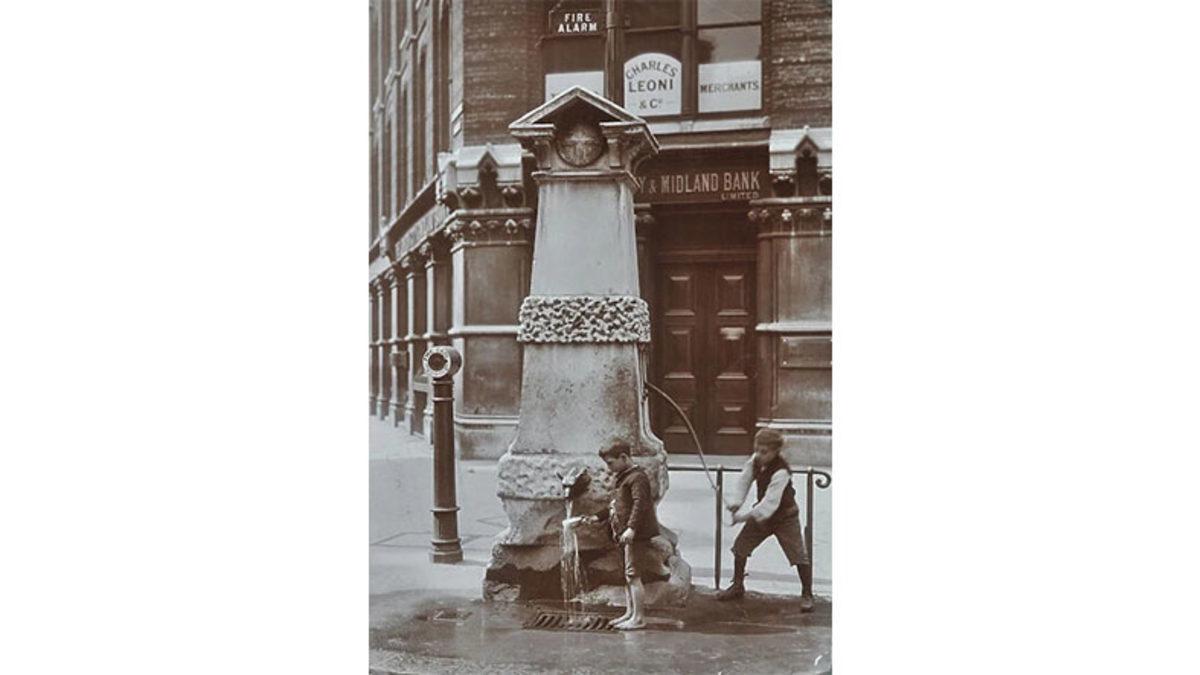 Londra’nın Ünlü Çeşmesi Aldgate, 1874’te Nasıl Oldu da Yüzlerce İnsanın Ölümüne Neden Oldu?