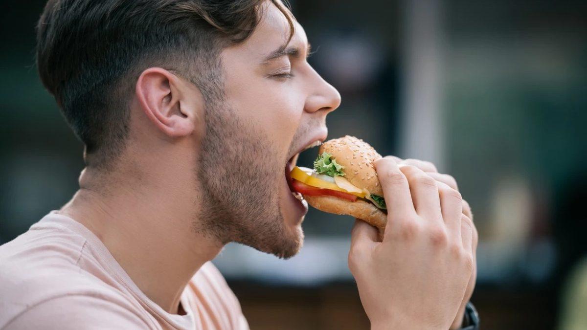 Yemeği Hızlı Yemek Gerçekten Kilo Almanıza Sebep Olur mu?