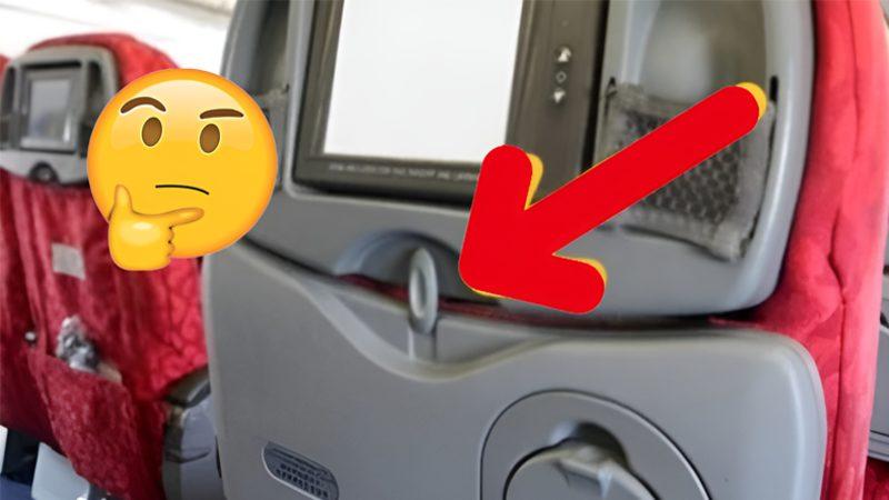 Uçakların Acil Çıkış Koltuklarındaki Yemek Sehpası Neden Sadece Tek Bir Yöne Çevrilerek Açılıyor? Üstelik Diğer Koltuklardakini İki Yöne de Çevirmek Mümkünken…