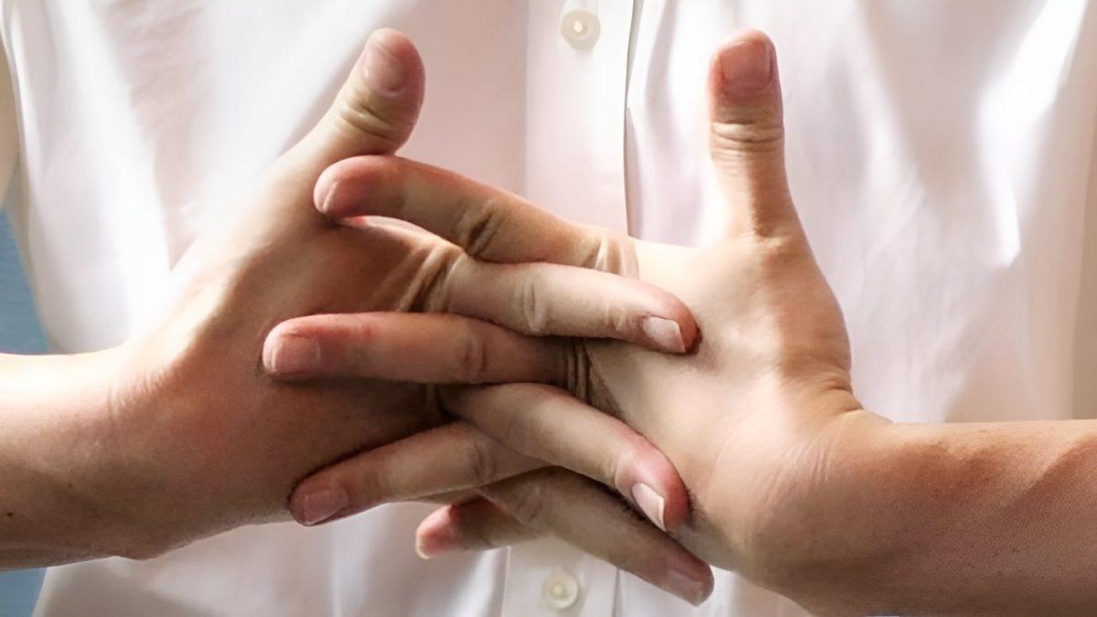 Vazgeçemediğimiz Bir Alışkanlığımız Hâline Gelen Parmak Çıtlatma Zannedildiği Gibi Eklem Rahatsızlıklarına Sebebiyet Verir mi?