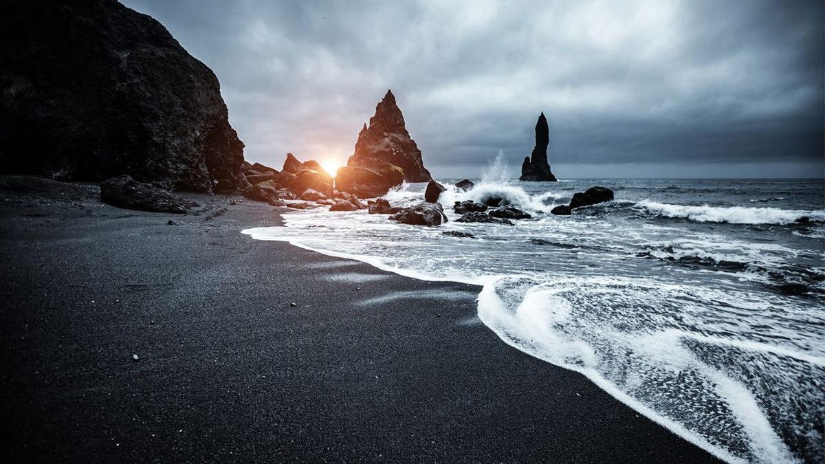 İzlanda’nın Sahilleri Neden Sanki Kömürle Kaplanmışçasına Simsiyah?