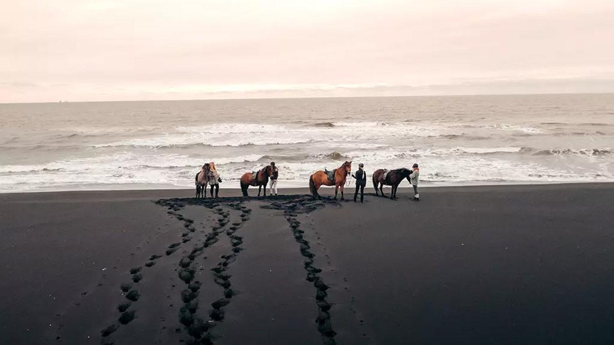 İzlanda’nın Sahilleri Neden Sanki Kömürle Kaplanmışçasına Simsiyah?