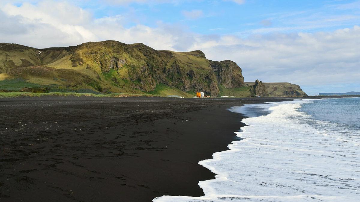İzlanda’nın Sahilleri Neden Sanki Kömürle Kaplanmışçasına Simsiyah?