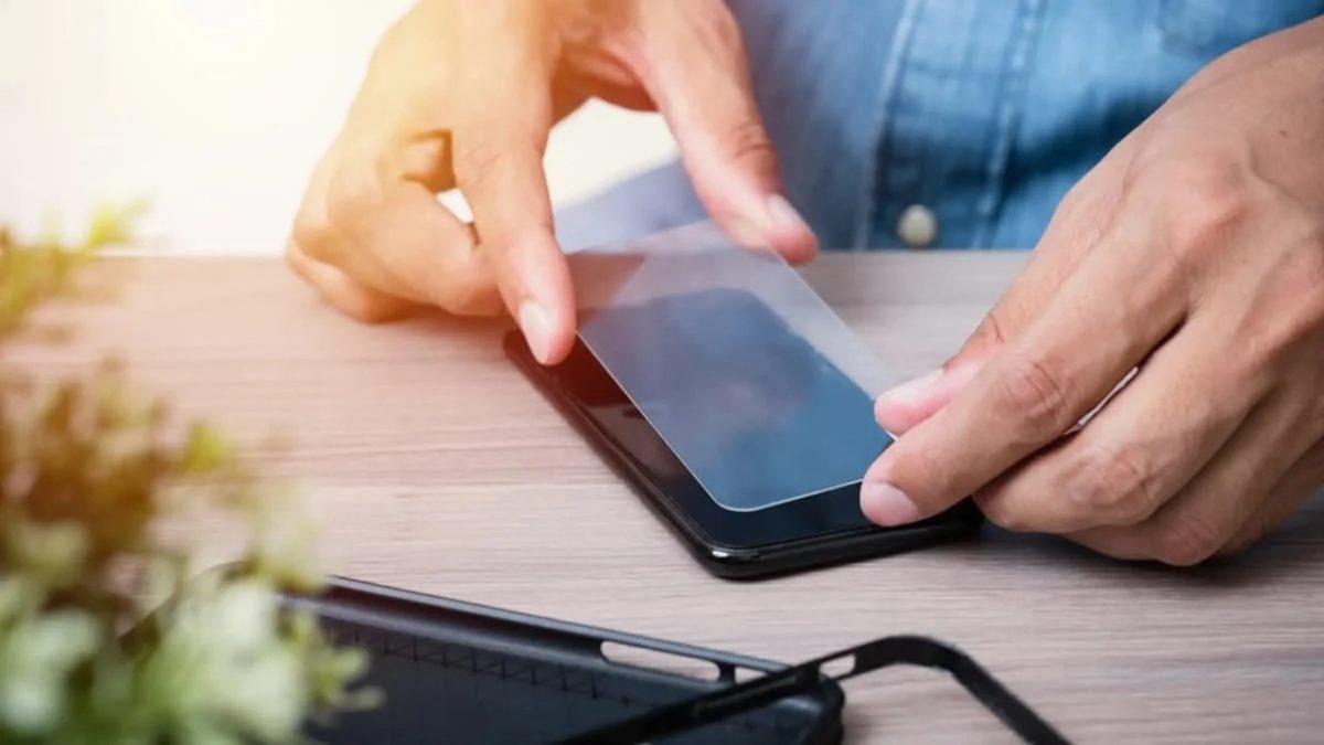 Telefonlara Taktığımız Ekran Koruyucular, Kırılmaya Karşı Ekstra Dayanıklıysa Telefonun Kendi Ekranları Neden Bu Koruyuculardan Yapılmıyor?
