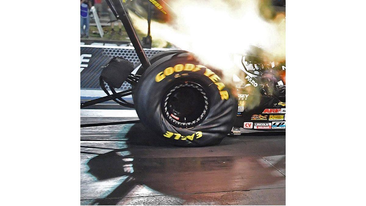 Dünyanın En Hızlı Araçlarından Olan Drag Araçlarının Lastikleri Yarışta Niye Böyle Buruş Buruş Oluyor?