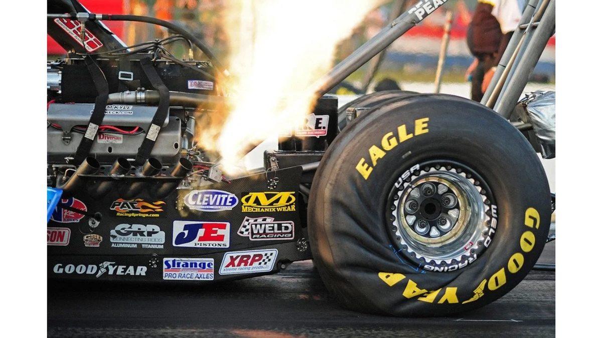 Dünyanın En Hızlı Araçlarından Olan Drag Araçlarının Lastikleri Yarışta Niye Böyle Buruş Buruş Oluyor?