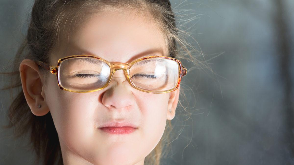 Işığa Gözlerinizi Kısarak Bakınca Artı Şekli Görüyorsanız Yalnız Değilsiniz! İyi de Neden Normal Görmüyoruz?